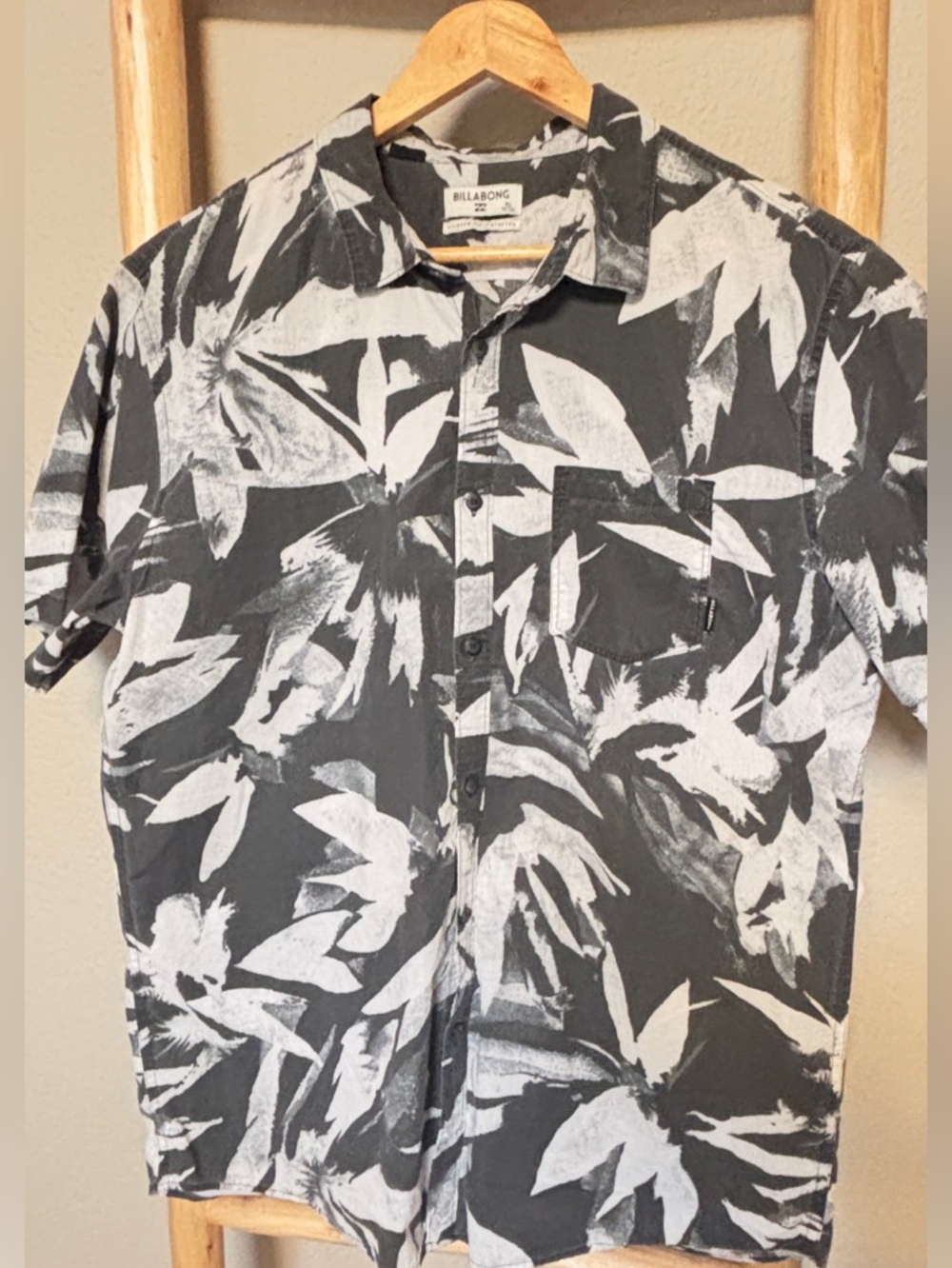 Billabong Shirt Mens XL Tropical Floral Short Sleeve Button Up Black White